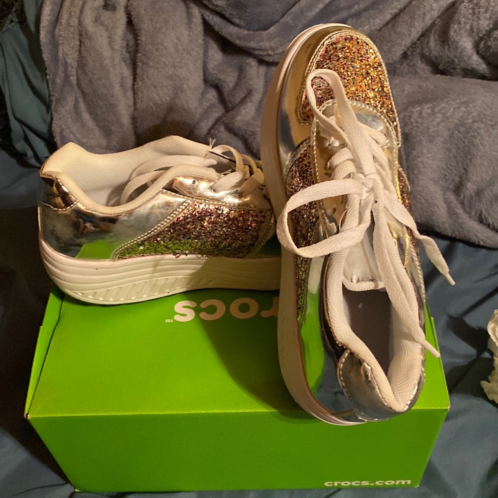 Tennis shoes
